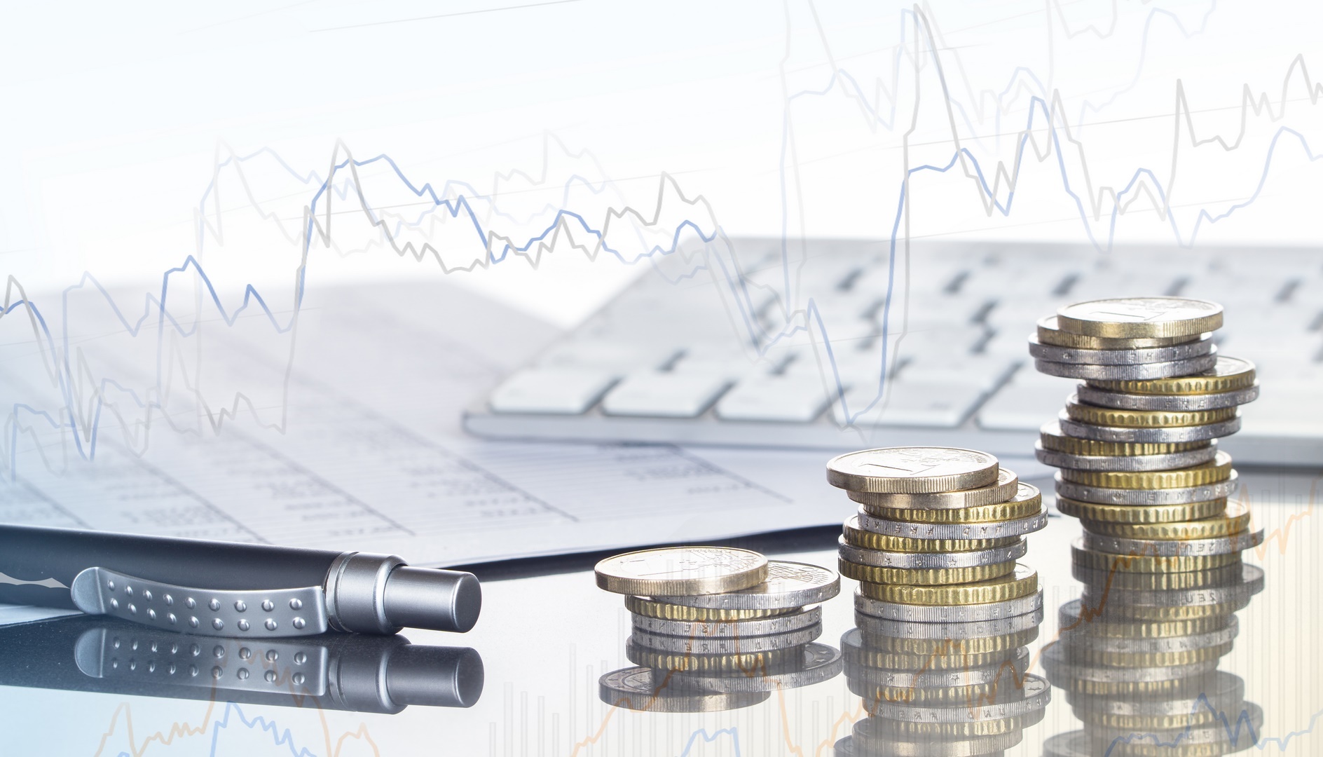 Finanzen, Spekulation, Euro, Münzstapel, Kugelschreiber, Tabellen, Tastatur, und Chart, Hintergrund